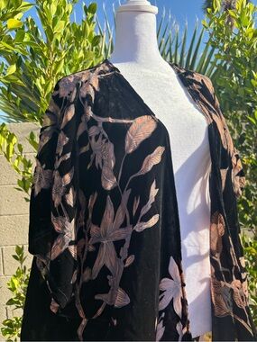 By Together Small Crushed Black Velvet Floral Kimono burn out floral design